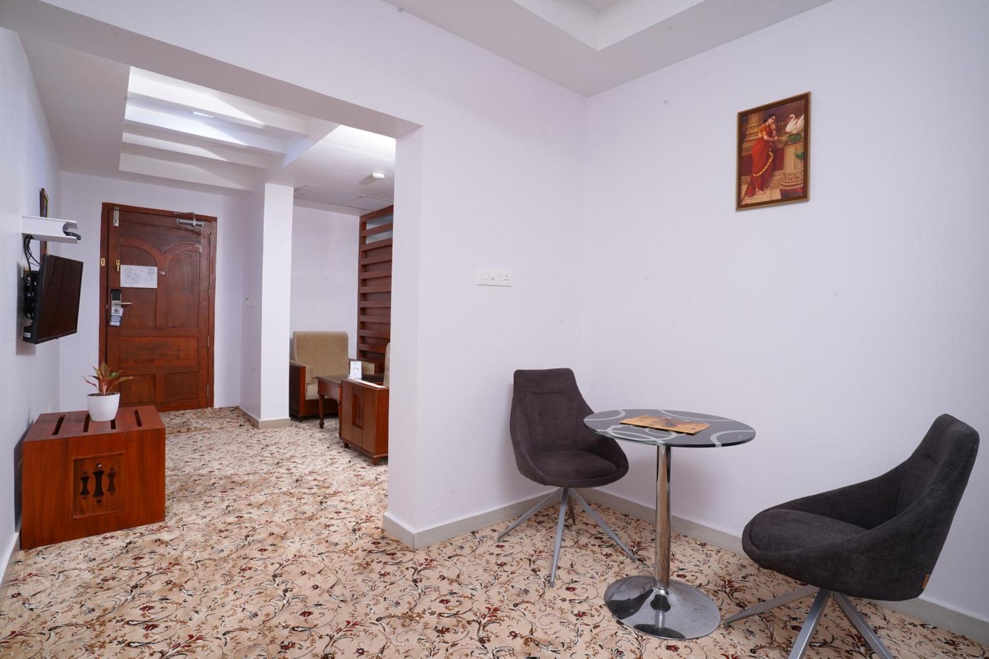 فندق Empire Residency ثيروفالّا المظهر الخارجي الصورة